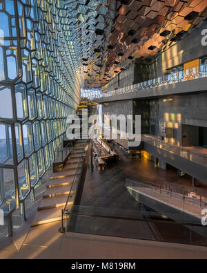 Interno del Harpa Concert Hall a Reykjavik, Islanda Foto Stock