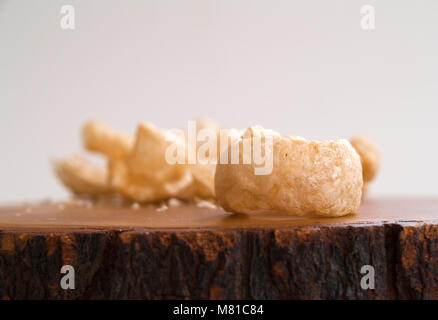 Il lardo fritto, posto su un pavimento di legno. Foto Stock