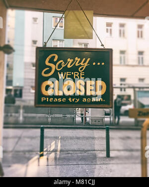 Siamo spiacenti ma siamo chiusi segno su fast food porta in vetro Foto Stock