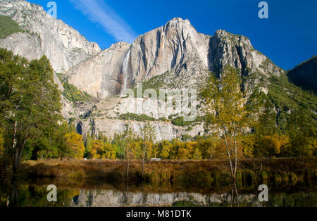 Yosemite superiore cade dal fiume Merced, del Parco Nazionale Yosemite in California Foto Stock