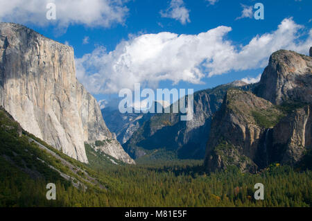 Yosemite Valley dalla vista di tunnel, il Parco Nazionale Yosemite in California Foto Stock