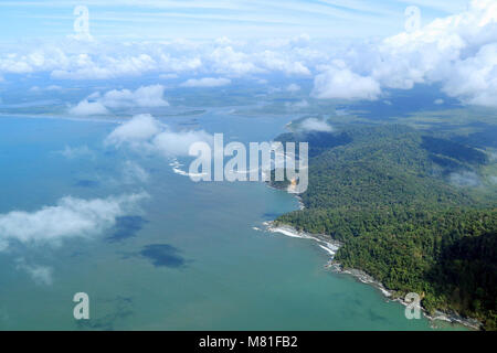 Vista aerea del rivermouth a Isla violino Humedal Nacional Terraba Sierpe in provincia di Puntarenas, Costa Rica Foto Stock