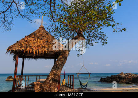 Gazebo e swing, resort tropicale, boardwalk su Koh Mun Nork, Rayong ,Thailandia Foto Stock