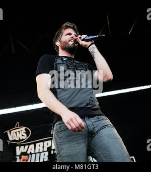 Sean Foreman di 3OH 3 esecuzione al Vans warped tour a Pomona