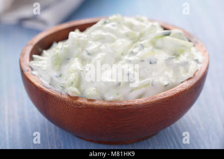 Tzatziki in una ciotola di legno su un tavolo rustico Foto Stock