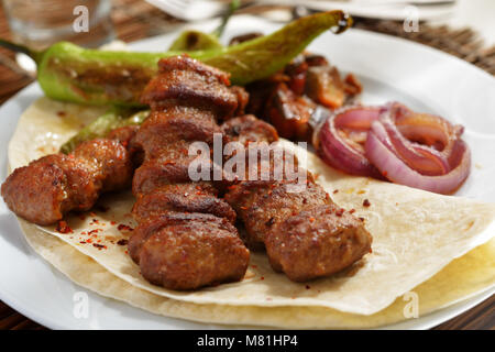 Adana kofte con pasta e verdure Foto Stock