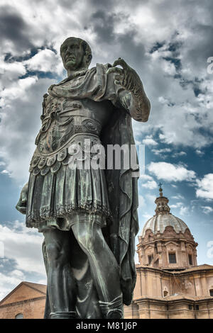 Bronzestatue Julius Cäsar beim Forum Romanum nella ROM Foto Stock