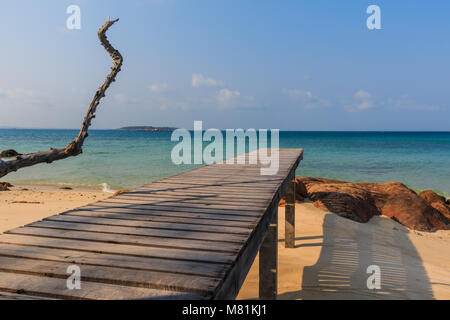 Percorso di legno a Mun Nork Isola, Rayong Thailandia Foto Stock