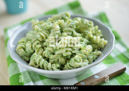 Fusilli con spinaci e ricotta in una ciotola Foto Stock