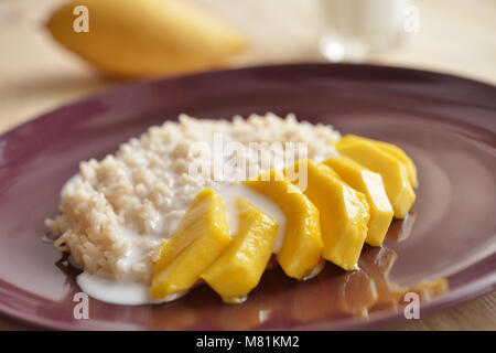 Riso con fette di mango tailandese e di latte di cocco Foto Stock