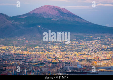 Napoli Vesuvio, vista sul Vesuvio con la proliferazione urbana della città di Napoli direttamente sotto il vulcano, Campania, Italia. Foto Stock