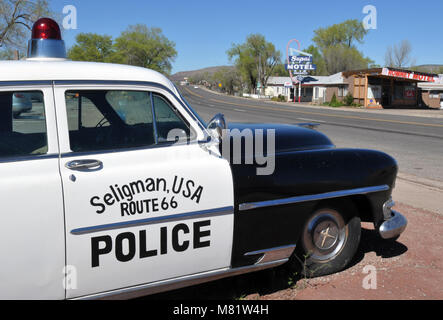 Scena di strada in Seligman, Arizona con un vintage in bianco e nero auto della polizia affacciato sulla storica Route 66 e alcune delle città del motel. Foto Stock