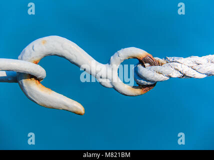 Gancio appeso a bordo di navi da guerra da rusty Foto Stock