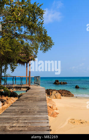 Percorso di legno, resort tropicale, boardwalk su Koh Mun Nork, Rayong ,Thailandia Foto Stock