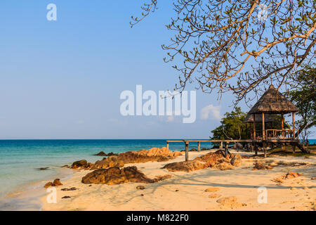 Gazebo e percorso in legno, resort tropicale, boardwalk su Koh Mun Nork, Rayong ,Thailandia Foto Stock