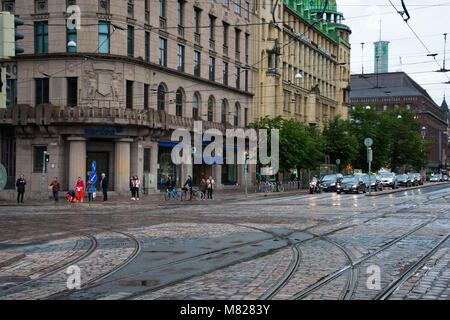 Helsinki, Finlandia. Agosto 25, 2017. Vista della strada di Helsinki in una piovosa giornata d'estate Foto Stock