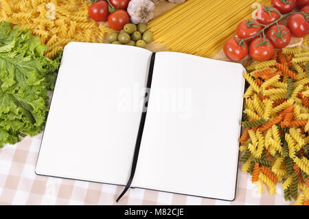 Selezione della lingua italiana gli spaghetti e la pasta con il fustellato ricettario o cookbook. Spazio per la copia. Foto Stock