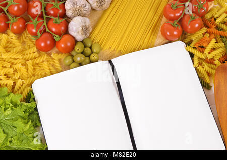 Selezione della lingua italiana gli spaghetti e la pasta con il fustellato ricettario o cookbook. Spazio per la copia. Foto Stock