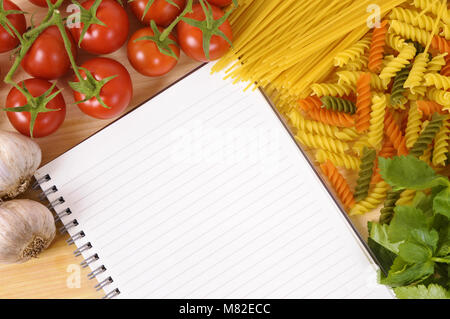 Selezione della lingua italiana gli spaghetti e la pasta con il fustellato ricettario o cookbook. Spazio per la copia. Foto Stock