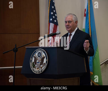 Stati Uniti Il segretario di Stato Rex Tillerson parla di personale presso l'U.S. Ambasciata, Gibuti, 9 marzo 2018. Segretario Tillerson ha viaggiato a Gibuti per discutere gli Stati Uniti-abitante del Gibuti il partenariato e hanno avuto uno scambio di opinioni sui problemi bilaterali, minacce alla sicurezza e alle riforme economiche. (U.S. Air National Guard photo by Staff Sgt. Allyson L. maniere) Foto Stock