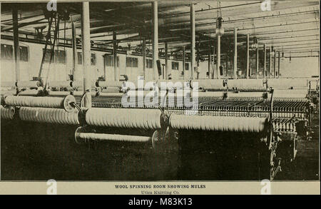 Questa cyclopedia del 1911 offre informazioni complete sulla produzione tessile, compresa la produzione di cotone, lana e filati pettinati, tecniche di tessitura, tintura, e altri processi correlati nell'industria tessile. Foto Stock