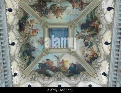 Soffitto dipinto sopra la Grand Staircase, Teatro dell'Opera Garnier, Parigi, Francia Foto Stock