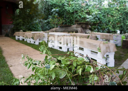 Centro giardino arredato per la festa di nozze con panche di legno in Jai Alai ristorante, Urrestilla, Paesi Baschi Foto Stock