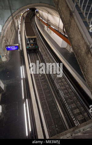 In treno arrivando a Saint-Michel La stazione della metropolitana di Parigi, Francia Foto Stock