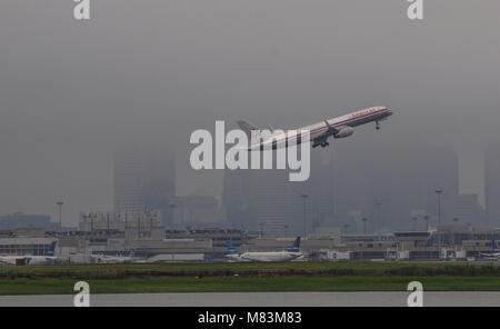 Aereo commerciale il decollo dall'Aeroporto di Boston, Massachusetts, STATI UNITI D'AMERICA Foto Stock