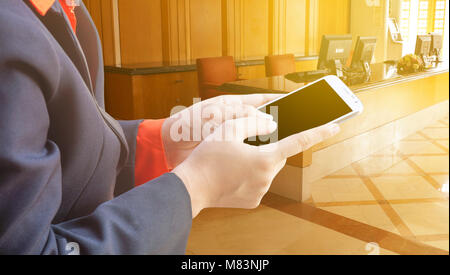 Donna con moderni cellulare in mani Foto Stock