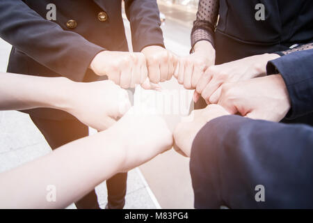 Unire le forze e di successo del concetto del team, imprenditore di giunzione insieme a mano Foto Stock