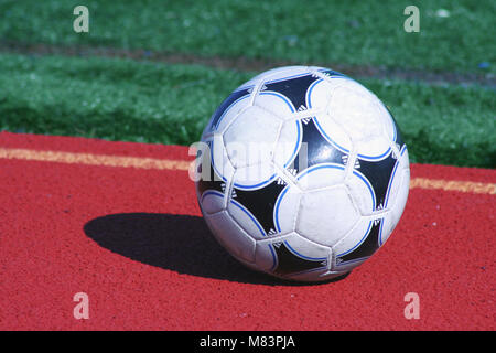 Un bianco e nero Pallone da calcio Foto Stock