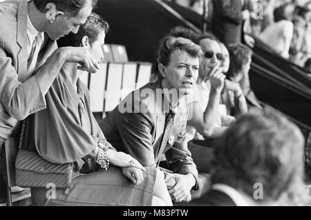 Live Aid sede doppio concerto di beneficenza tenutasi il 13 luglio 1985 allo Stadio di Wembley a Londra, Inghilterra, e John F. Kennedy Stadium di Philadelphia, Pennsylvania, Stati Uniti. I concerti sono stati organizzati come seguire fino a banda singola aiuti 'Do che conoscono il suo Natale?' per raccogliere fondi per le vittime della carestia in Etiopia. Immagine mostra David Bowie a guardare il concerto a Wembley. Foto Stock