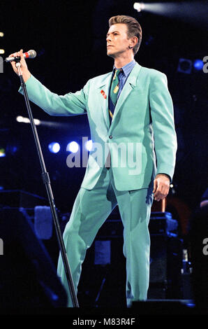 David Bowie performanti a Freddie Mercury Concerto Tributo per la consapevolezza del AIDS, allo Stadio di Wembley. La foto è stata scattata Lunedì di Pasqua, 20 aprile 1992 Foto Stock