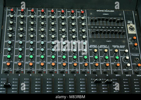 Una chiusura di una musica Scheda di miscelazione Foto Stock