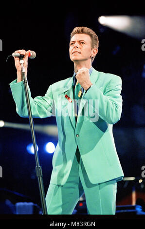 David Bowie performanti a Freddie Mercury Concerto Tributo per la consapevolezza del AIDS, allo Stadio di Wembley. La foto è stata scattata Lunedì di Pasqua, 20 aprile 1992 Foto Stock