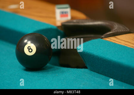 8 ball vicino a tasca laterale con Chalk Foto Stock