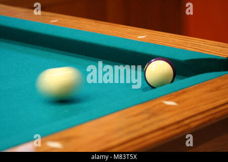 Cue ball in movimento su di un verde tavolo da biliardo Foto Stock