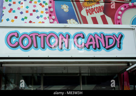 Il cotone Candy segno sul carnevale stand di ristoro Foto Stock