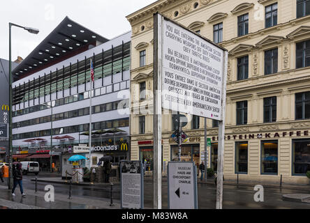 Vista del famoso Checkpoint Charlie il 15 aprile 2017 a Berlino, Germania. Foto Stock