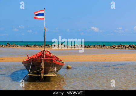 Barca da pesca ormeggiate lungo la spiaggia,Thailandia Foto Stock