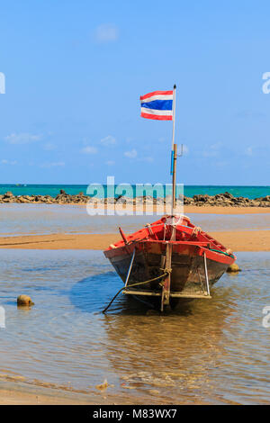 Barca da pesca ormeggiate lungo la spiaggia,Thailandia Foto Stock