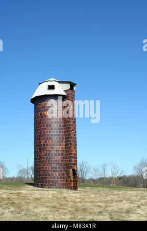 Un vecchio silo contro il cielo blu Foto Stock