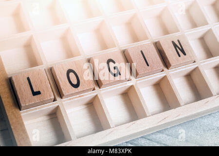 Primo piano della parola Login formata da blocchi di legno in una Typecase Foto Stock