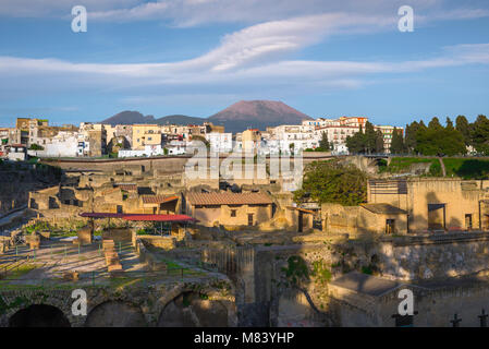 Ercolano Italia, vista sulla città di Ercolano e le rovine di Ercolano (in primo piano), con la massa del Vesuvio che si sta erigendo alle loro spalle, Italia