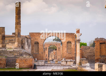 Scavi di Pompei, vista degli edifici scavati nel foro romano antico nel centro di Pompei, la baia di Napoli, Italia. Foto Stock