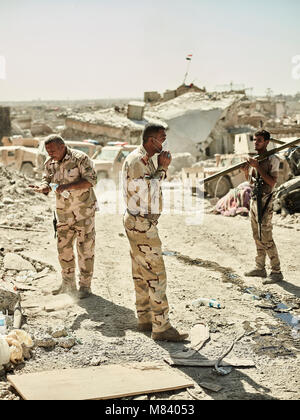 Soldati dell'esercito iracheno all'ultimo frontline nella zona ovest di Mosul. La città di Mosul nel nord Iraq è stata sotto Stato islamico militanti controllo per 3 anni a partire dal giugno 2014. Nel luglio 2017 le forze della coalizione guidata da l esercito iracheno ha finalmente liberato la città dalla mano del terrorismo. Foto Stock