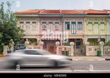 Negozio di patrimonio case lungo Joo Chiat Road. Una moderna autovettura con motion blur è all'avanguardia. Foto Stock