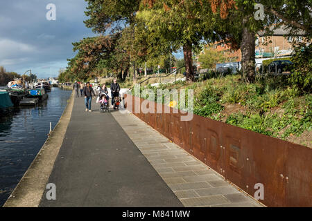 Queens Promenade lungo il fiume Tamigi, Kingston upton Thames, Surrey, Regno Unito Foto Stock