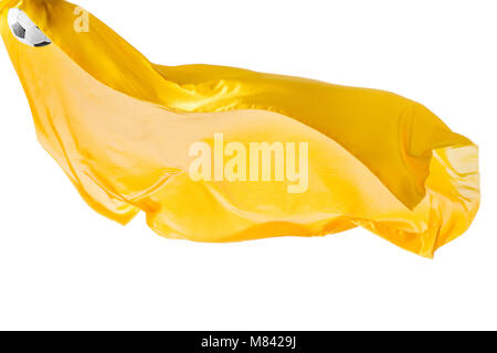 Pallone da calcio e liscia trasparente elegante Panno giallo isolate o separate su bianco di sfondo per studio. Foto Stock